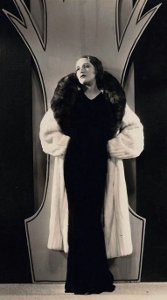 Bebe Daniels dressed in a beautiful evening gown (Circa 1927)