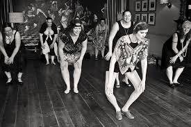 people in the 1920s learning to do the charleston in a dance class