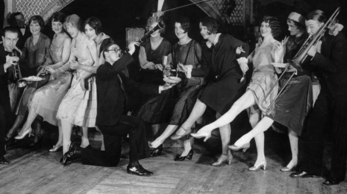 people in a 1920s jazz club dancing