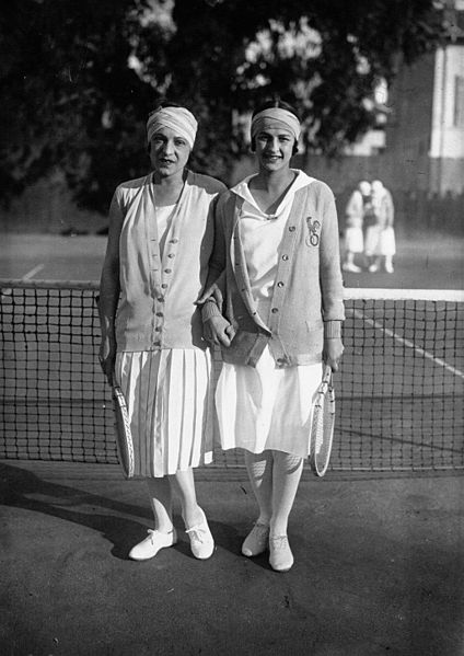Suzanne Lenglen and Julie Vlasto playing tennis in 1926